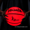 gloeien in het donkere basketbal